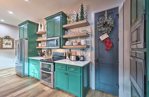 Glenwood House | Lavish Riverfront Escape w/Gas Grill!