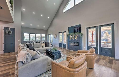 Glenwood House | Lavish Riverfront Escape with Gas Grill!