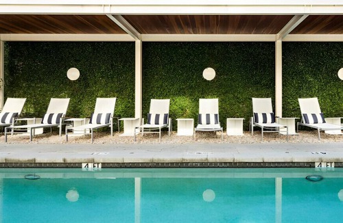 The Drag House | Lavishly Appointed Place with Best Amenities!