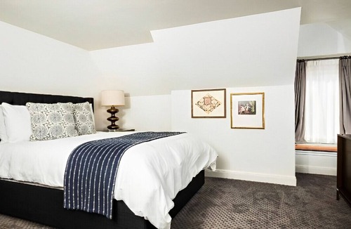 The Drag House | Lavishly Appointed Place with Best Amenities!