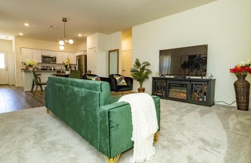 Hutto House | Lavishly Decorated 3-Bedroom Home Near Samsung-Taylor with King-Sized Bed