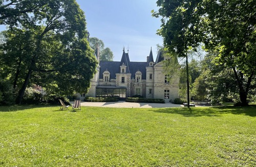Bouchemaine Bed & Breakfast | Lavishly decorated double room at Château Le Fresne