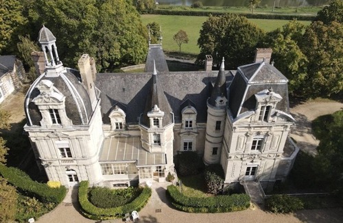 Bouchemaine Bed & Breakfast | Lavishly decorated double room at Château Le Fresne