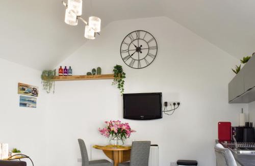 Barnstaple House | Lawn Vista Cabin