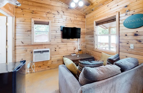 Maysville Cabin | Lay Z Lin Z Cabin | Cabin in Bentonville