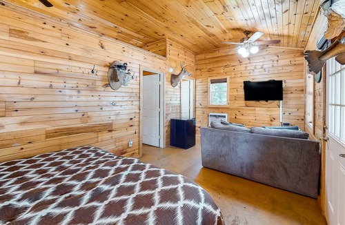 Maysville Cabin | Lay Z Lin Z Cabin | Cabin in Bentonville