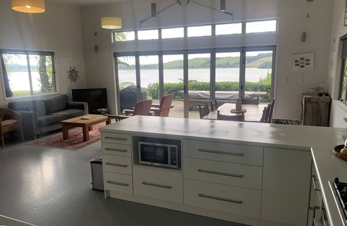 Tikitere House | Laze by the Lake