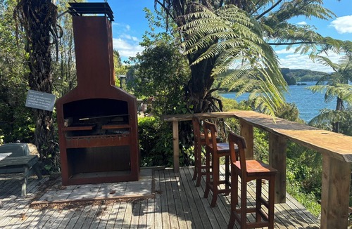 Tikitere House | Laze by the Lake