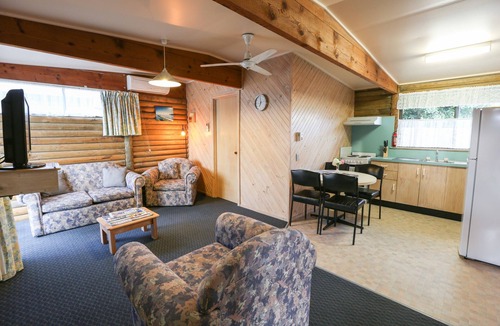Lakes Entrance Apartment | Lazy Acre Log Cabins