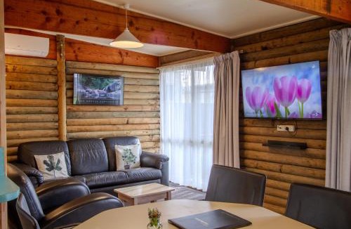 Lakes Entrance Apartment | Lazy Acre Log Cabins