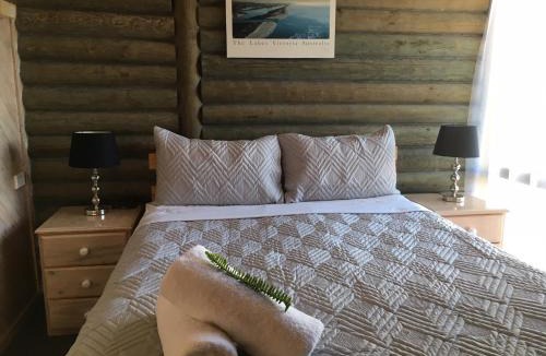 Lakes Entrance Apartment | Lazy Acre Log Cabins