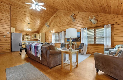 Wellsboro Cabin | Lazy Bear Lodge I Hot Tub + Playground + Views