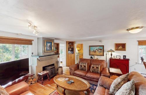 Broadmoor House | Lazy Bear Retreat