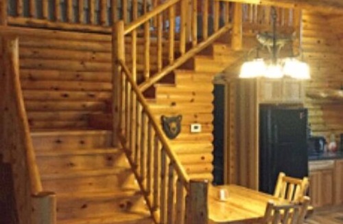 Blaney Park Cabin | Lazy Cedars Log Cabin - Centrally located