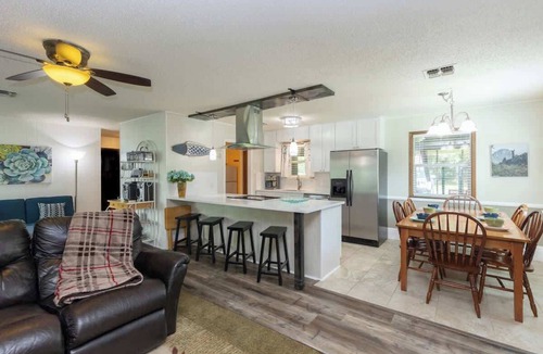 Kingsland House | Lazy Cove Waterfront Getaway on Lake LBJ!