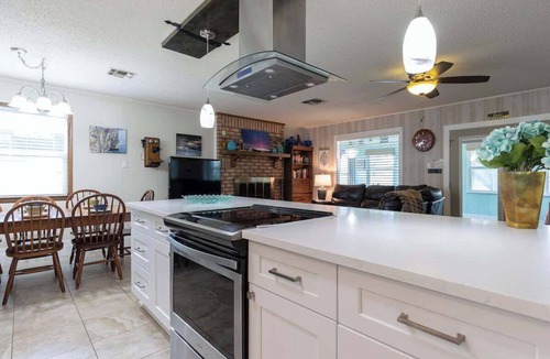 Kingsland House | Lazy Cove Waterfront Getaway on Lake LBJ!