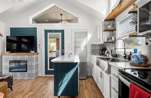 Spicewood House | Lazy Cow 2-bedroom Tiny home in Spicewood with WiFi, AC