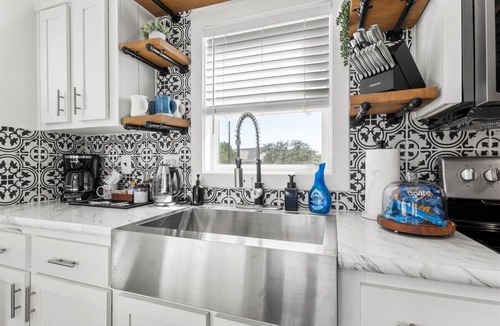 Spicewood House | Lazy Cow 2-bedroom Tiny home in Spicewood with WiFi, AC