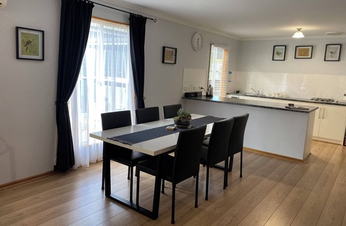 Victor Harbor Cottage | Lazy Days Cottage