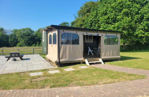Alresford Resort | 'LAZY DAYS' self contained Tiny Home for adults only
