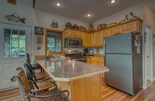 Hayesville Cabin | LAZY DAYZ - Lakefront - Deep Water Dock