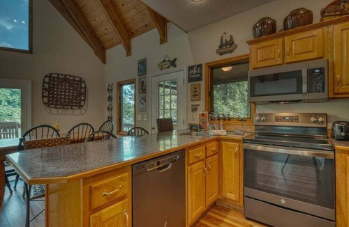 Hayesville Cabin | LAZY DAYZ - Lakefront - Deep Water Dock