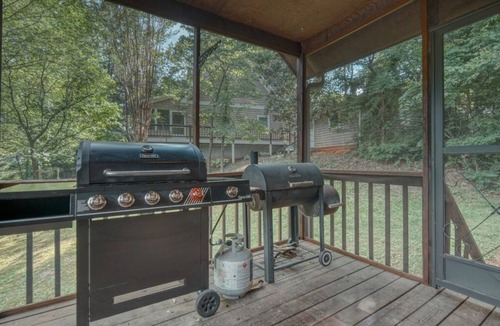 Hayesville Cabin | LAZY DAYZ - Lakefront - Deep Water Dock