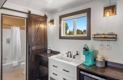 West Yellowstone Hotel | Lazy Duck Inn #25 King Suite, just a minute from Yellowstone!