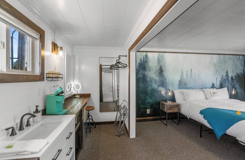 West Yellowstone Hotel | Lazy Duck Inn #25 King Suite, just a minute from Yellowstone!