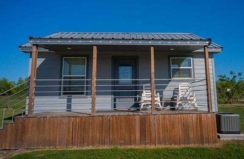 Victoria Cottage | Lazy Longhorn Lodge