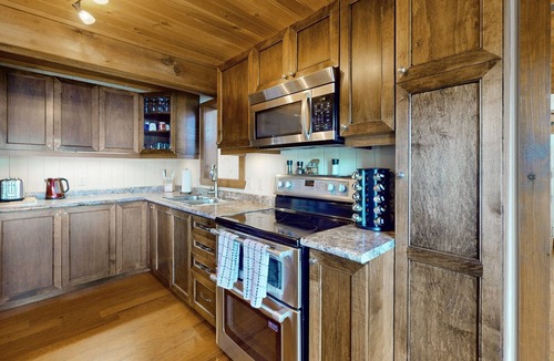 Severn House | Lazy Moose Trent Severn Waterways, 100% Canadian Owned