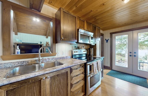 Severn House | Lazy Moose Trent Severn Waterways, 100% Canadian Owned