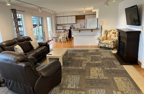 Camdenton House | Lazy O Resort - 7 bedroom 3 bathroom house.