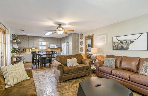 Helen Cabin | Lazy River Days - Riverfront Cabin Downtown Helen