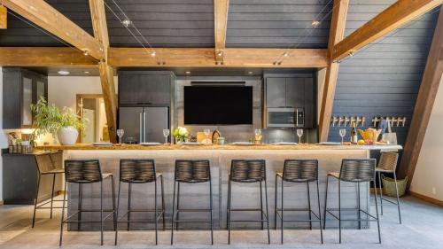 La Pine House | Lazy River Glamp-House by AvantStay