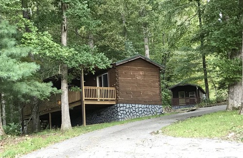 Hendersonville Cabin | Lazy Rocker Cabin at Green Mountain Lodge in the heart of NC Apple Country