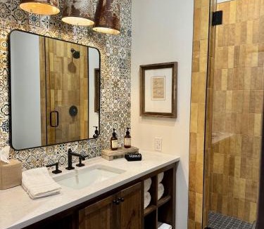 Wimberley Hotel | Lazy Spur Suite at Gaines Ranch on the Square