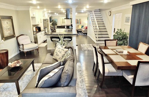Peninsula Apartment | LB Peninsula Steps to Beach, close to World Cup