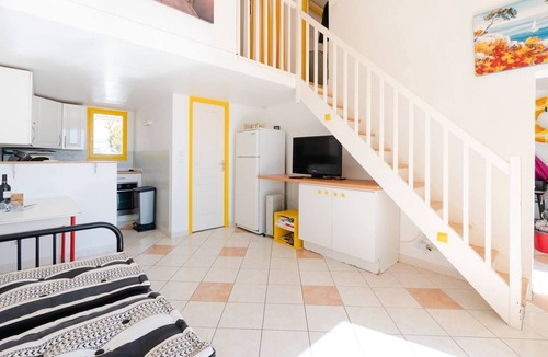 Gruissan House | LB39 Air-conditioned bungalow facing the Grazel Beach in a residence with swimming pool