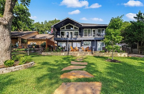 Kingsland House | LBJ Family Lake Escape - Dock, Hot Tub & Sleeps 13