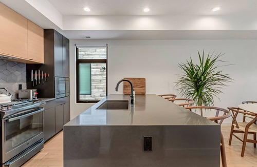 People's Freeway House | LCF - Granary/Downtown SLC Townhome -2 King Suite - Sleeper Sofa- 2-Car Garage