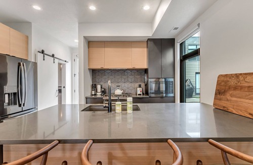 People's Freeway House | LCF - Granary/Downtown SLC Townhome -2 King Suite - Sleeper Sofa- 2-Car Garage