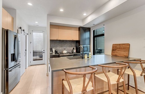 People's Freeway House | LCF - Granary/Downtown SLC Townhome -2 King Suite - Sleeper Sofa- 2-Car Garage