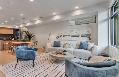 People's Freeway House | LCF - Granary/Downtown SLC Townhome -2 King Suite - Sleeper Sofa- 2-Car Garage