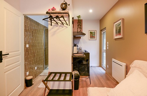 Le Bas Vaucelles Apartment | Le 1 du Clos Fleuri - Studio avec extérieur privatif