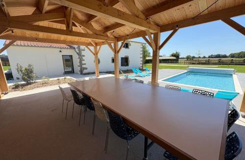 La Gaubretiere House | Le 1701 – Gîte 15 pers avec piscine, Puy du Fou