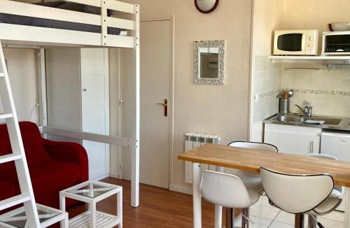 Arromanches-les-Bains Apartment | Le 22 - Studio 4p Proche Mer & Vue Bourg