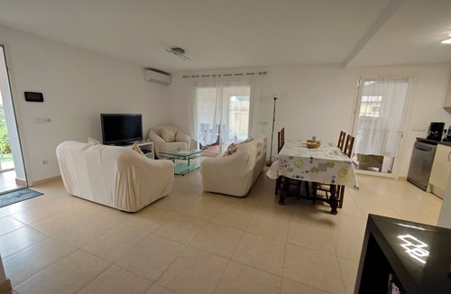 Saint-Esteve Apartment | Le 38 near the lake