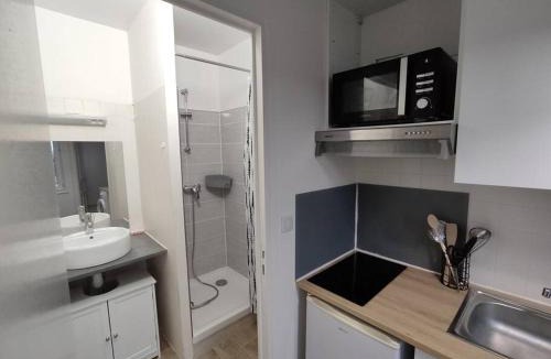 Chateauroux Apartment | Le 5, Wifi, Parking, Centre