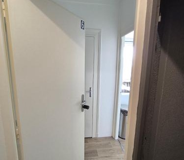 Chateauroux Apartment | Le 6, bedandberry private parking